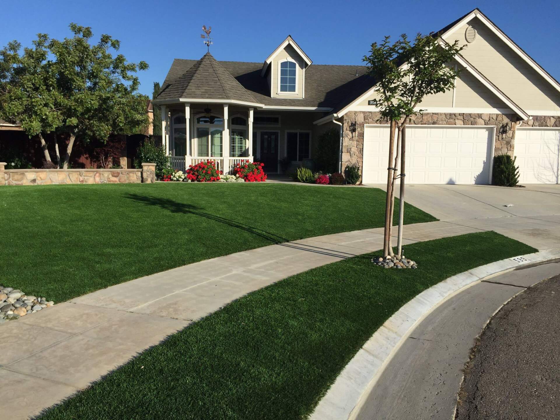Residential artificial grass front lawn from SYNLawn