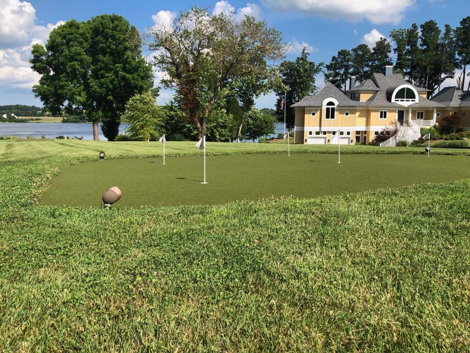 Residential artificial putting green 