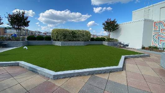 Artificial rooftop grass by SYNLawn